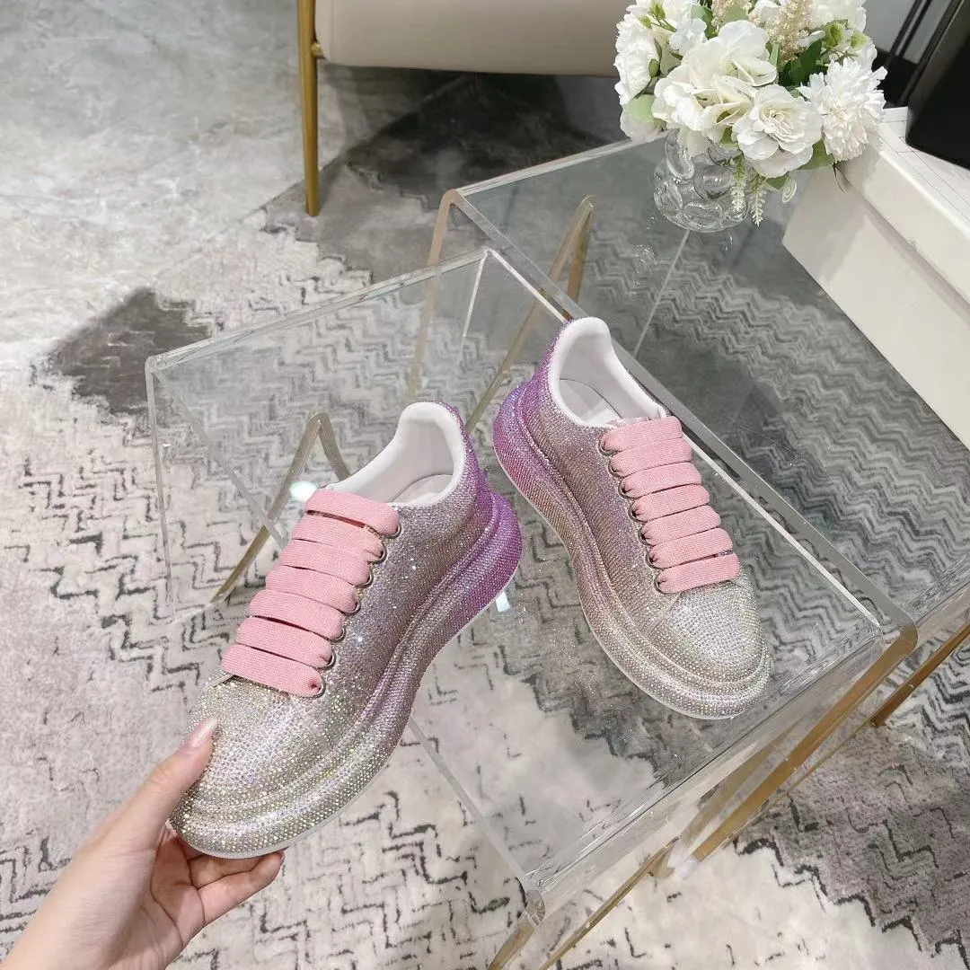 👟👟Ex-factory price 560👟👟 Men's size +10 2025SS McQueen crystal inlaid large and small diamond casual shoes counter original 1:1 production Fabric: imported silk velvet + imported Czech diamonds Lining: sheepskin lining Code number: 35-41 Male 39/44